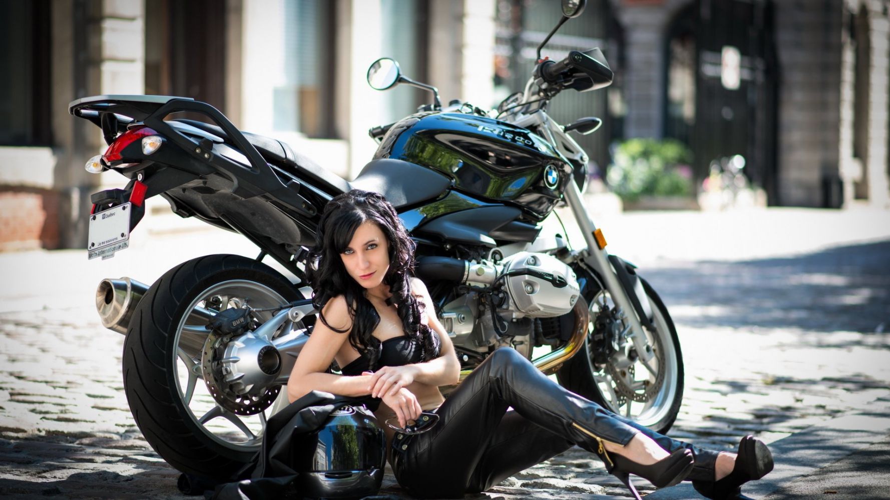 Fresh photos, fresh mood — European women on bikes online in Dongguan