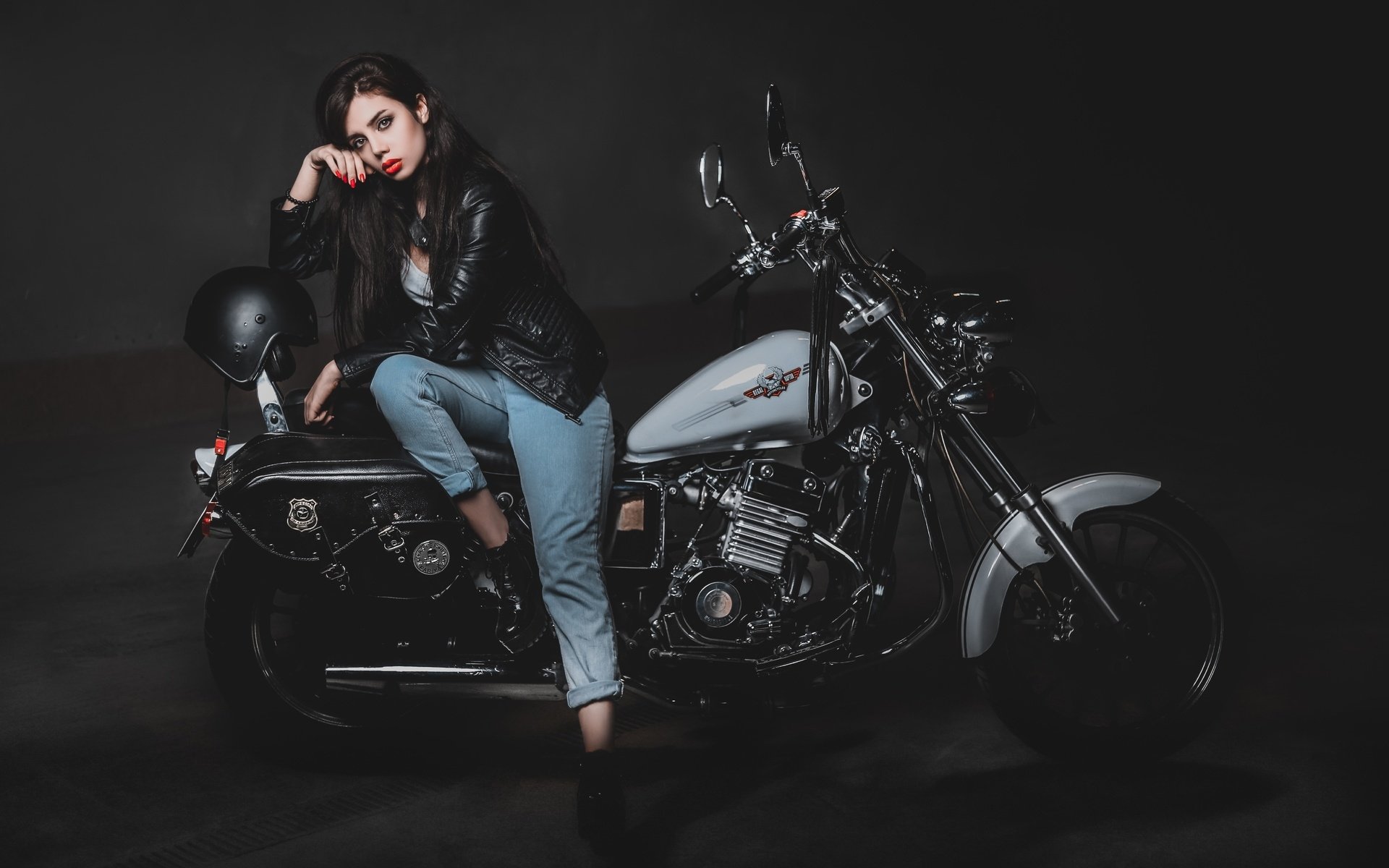 Biker girls: style and drive brings the glow — live moments in Dongguan