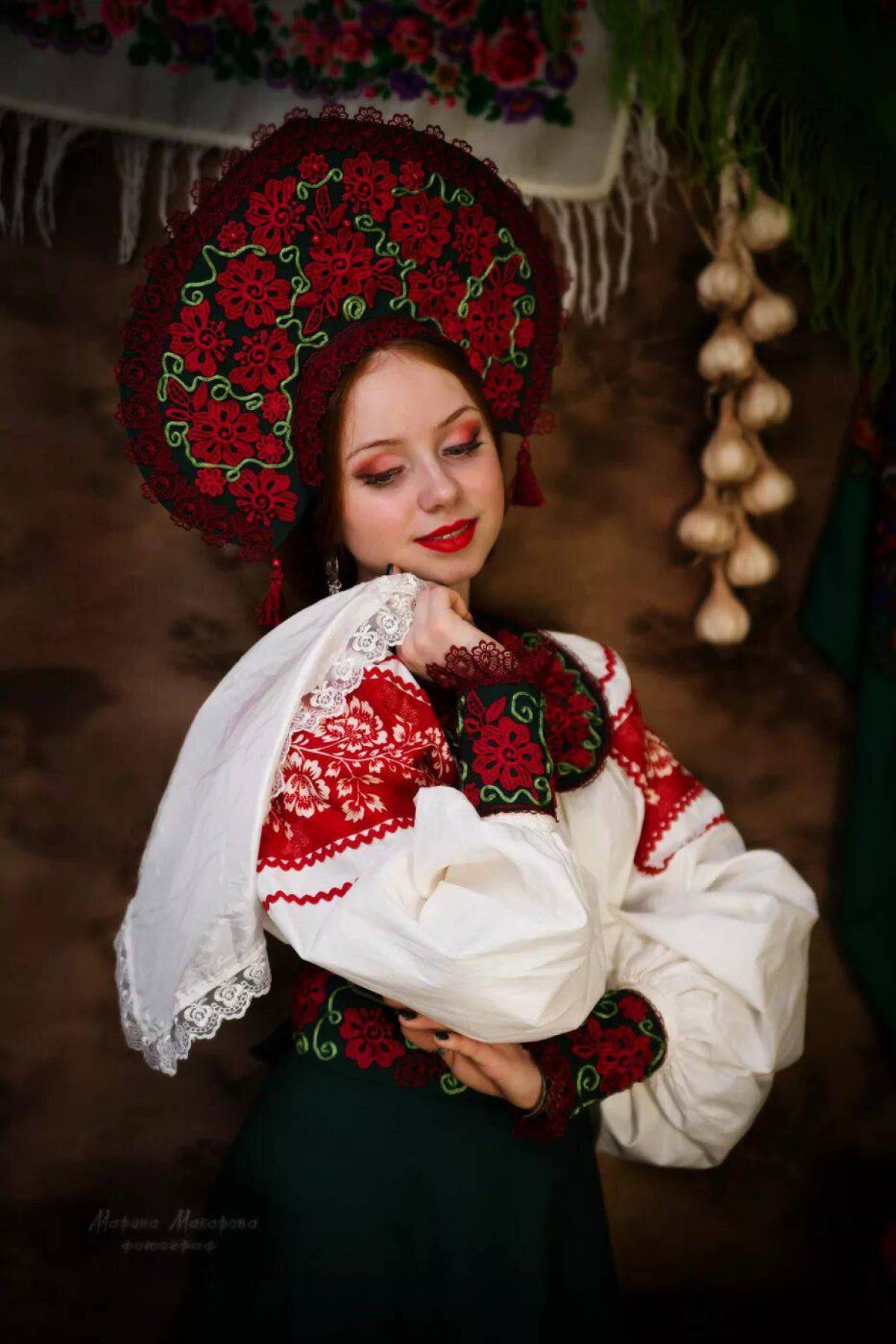 Take a pause and enjoy Women in Slavic costumes — streaming from Dongguan