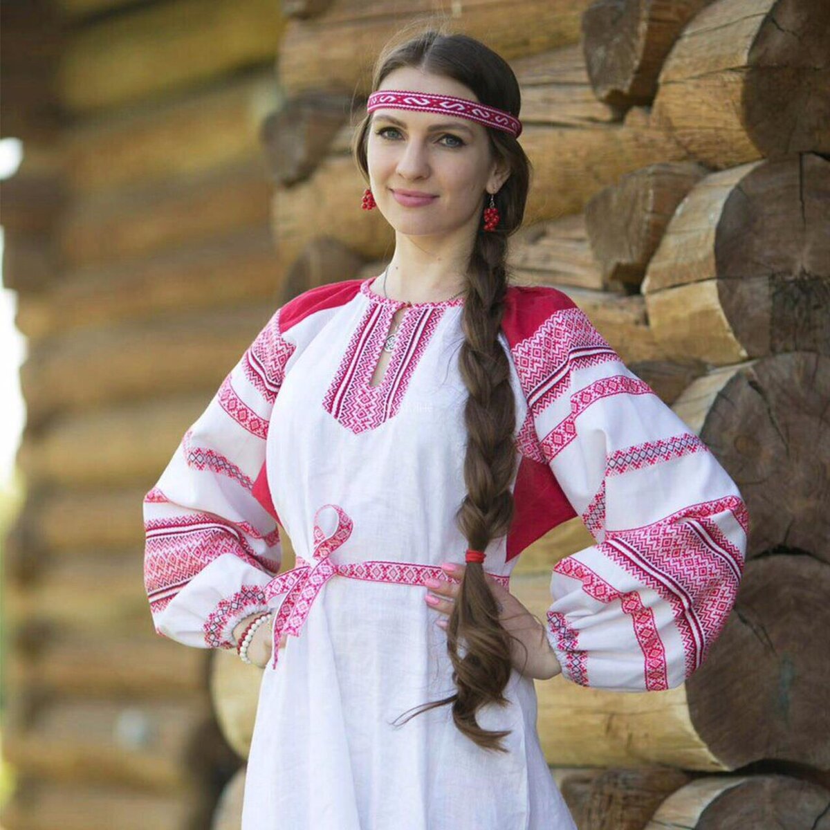 Girls in Slavic costumes brings the glow — live moments in Dongguan
