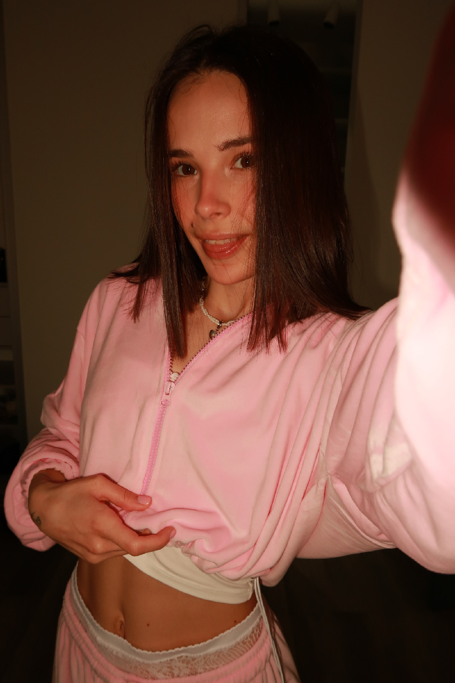 Tina brings the glow — live moments in Dongguan